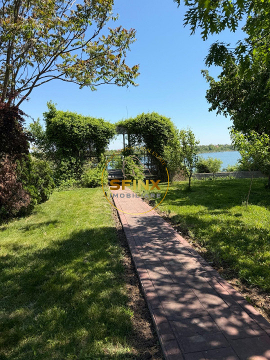 Domeniu privat la lac | 7.500 mp, piscină interioară, tenis și ponton