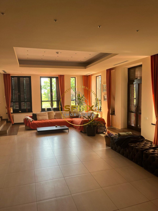Domeniu privat la lac | 7.500 mp, piscină interioară, tenis și ponton