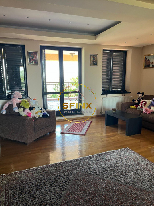 Domeniu privat la lac | 7.500 mp, piscină interioară, tenis și ponton