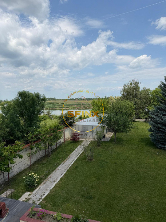 Domeniu privat la lac | 7.500 mp, piscină interioară, tenis și ponton